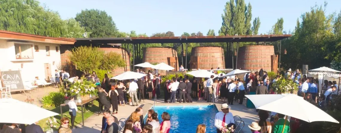Invitados a una boda disfrutan el cóctel alrededor de la piscina del Hotel Cava Colchagua en Santa Cruz