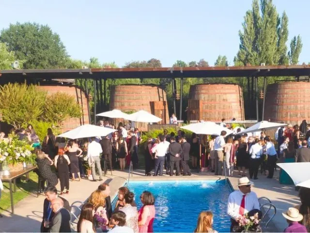 Invitados a una boda disfrutan el cóctel alrededor de la piscina del Hotel Cava Colchagua en Santa Cruz