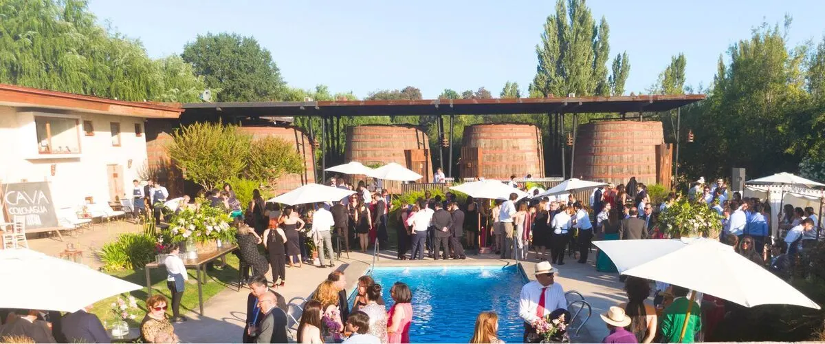 Invitados a una boda disfrutan el cóctel alrededor de la piscina del Hotel Cava Colchagua en Santa Cruz