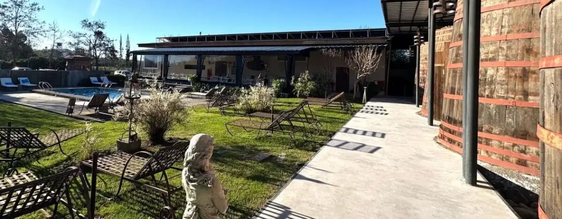 Hotel Cava Colchagua en Santa Cruz con barricas de vino centenarias refaccionadas como habitaciones de lujo