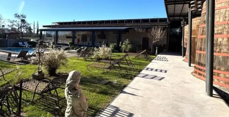 Hotel Cava Colchagua en Santa Cruz con barricas de vino centenarias refaccionadas como habitaciones de lujo