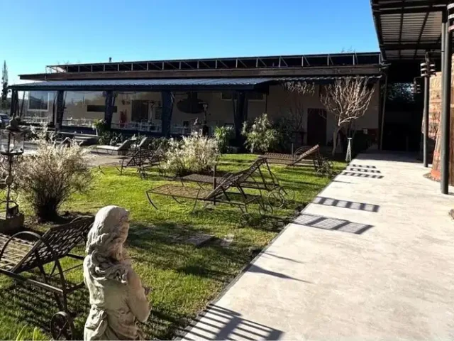 Hotel Cava Colchagua en Santa Cruz con barricas de vino centenarias refaccionadas como habitaciones de lujo