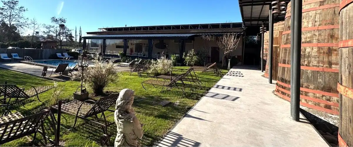 Hotel Cava Colchagua en Santa Cruz con barricas de vino centenarias refaccionadas como habitaciones de lujo